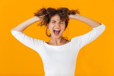 Beyaz gömlek giymiş neşeli bir genç kadının portresi