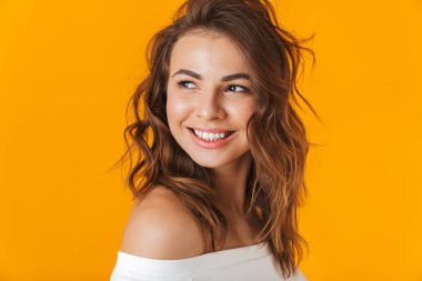 Beyaz gömlek giymiş neşeli bir genç kadının portresi