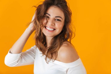 Beyaz gömlek giymiş neşeli bir genç kadının portresi