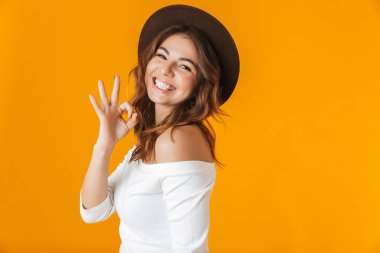 Beyaz gömlek giymiş neşeli bir genç kadının portresi