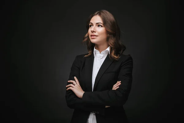 Självsäker ung affärskvinna bära en kostym stående — Stockfoto