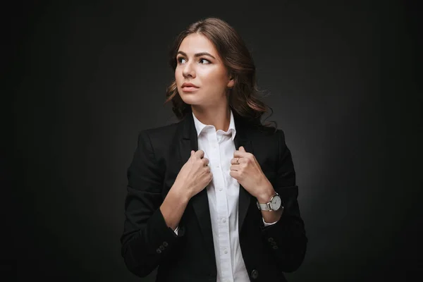 Уверенная молодая деловая женщина в костюме стоя — стоковое фото