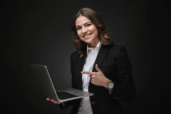 Retrato de uma jovem empresária confiante — Fotografia de Stock