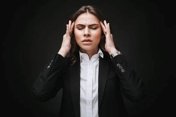 Porträt einer selbstbewussten jungen Geschäftsfrau — Stockfoto