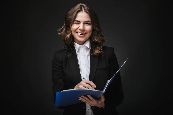 Porträt einer selbstbewussten jungen Geschäftsfrau — Stockfoto