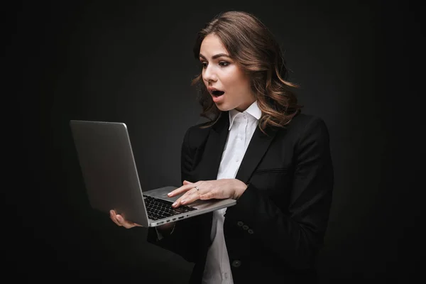 Retrato de una joven empresaria confiada — Foto de Stock