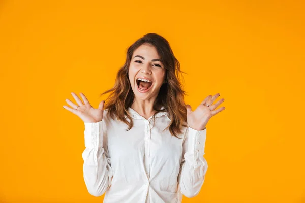 Retrato de uma jovem alegre vestindo camisa branca — Fotografia de Stock