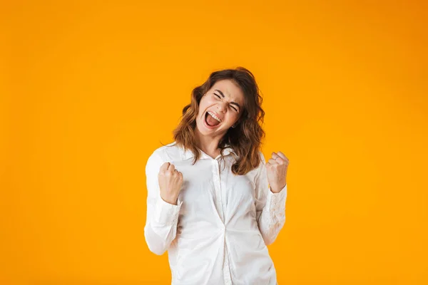 Portret van een vrolijke jonge vrouw die het dragen van witte shirt — Stockfoto