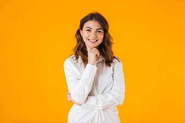 Портрет веселой молодой женщины в белой рубашке
