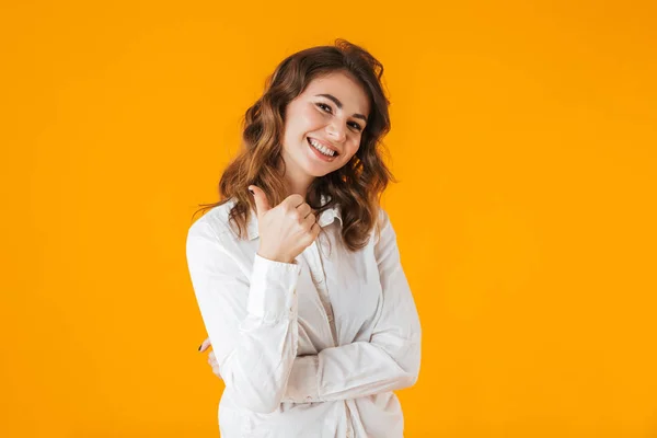 Porträtt av en glad ung kvinna som bär vit skjorta — Stockfoto