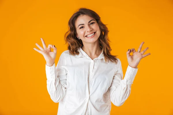 Fröhliche junge Frau lässig im Stehen gekleidet — Stockfoto