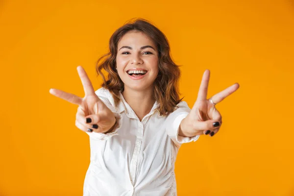 Glad ung kvinna casualy klädd ständiga — Stockfoto