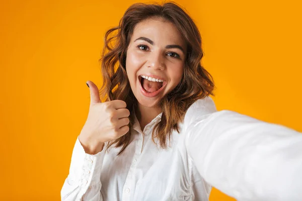 Retrato de uma jovem alegre vestindo camisa branca — Fotografia de Stock