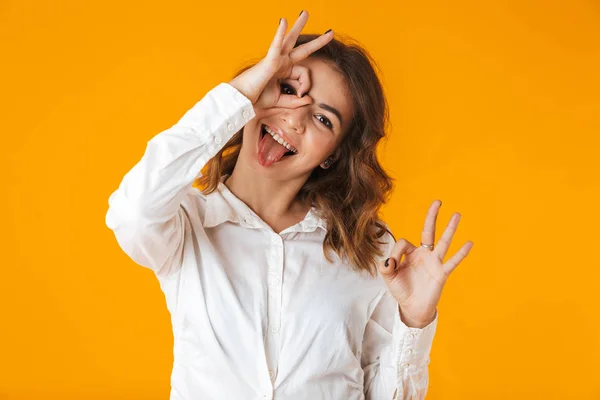 Alegre jovem mulher casualy vestido de pé — Fotografia de Stock