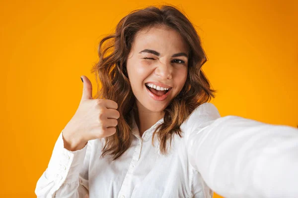 Porträt einer fröhlichen jungen Frau im weißen Hemd — Stockfoto