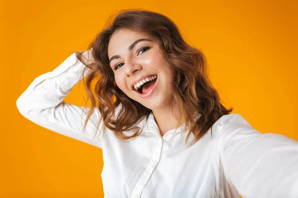 Alegre jovem mulher casualy vestido de pé — Fotografia de Stock