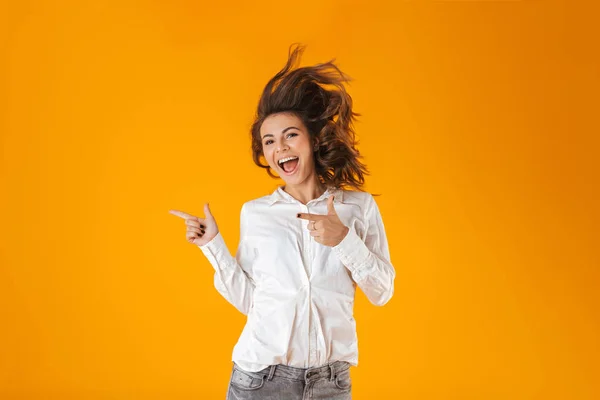 Retrato de uma jovem alegre vestindo camisa branca — Fotografia de Stock