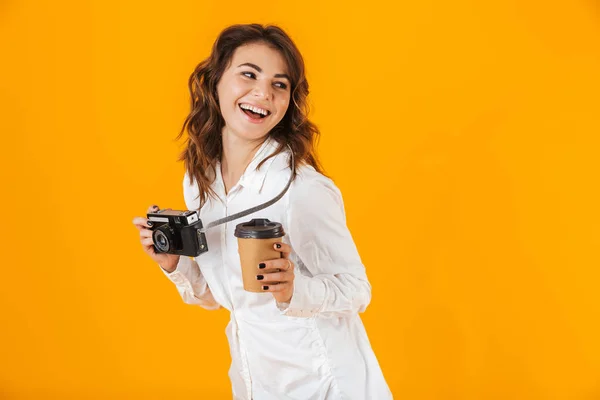 Portret van een vrolijke jonge vrouw die het dragen van witte shirt — Stockfoto