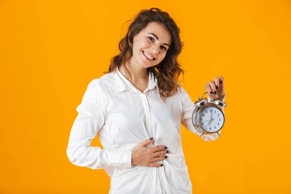 Портрет веселой молодой женщины в белой рубашке — стоковое фото