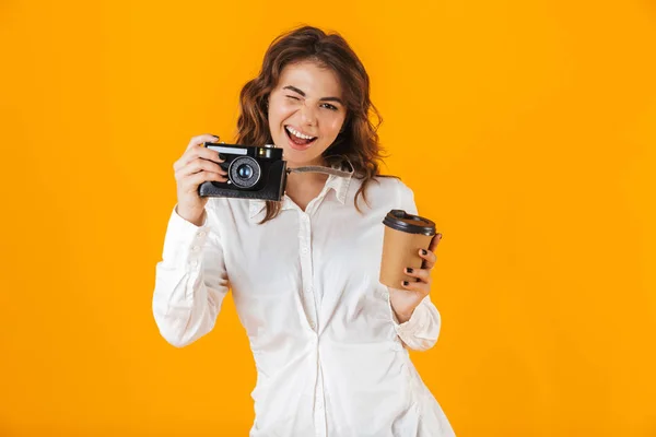 Портрет веселої молодої жінки в білій сорочці — стокове фото
