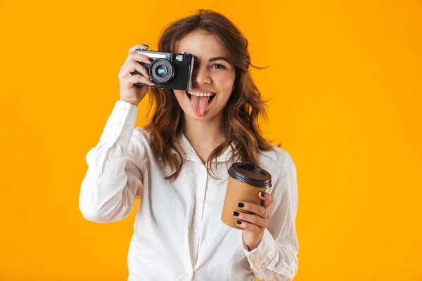 Fröhliche junge Frau lässig im Stehen gekleidet — Stockfoto