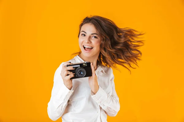 Vrolijke jonge vrouw casualy gekleed permanent — Stockfoto