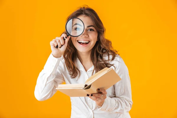 Vrolijke jonge vrouw casualy gekleed permanent — Stockfoto