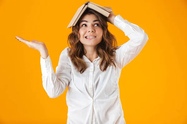 Retrato de uma jovem mulher confusa vestindo camisa branca — Fotografia de Stock