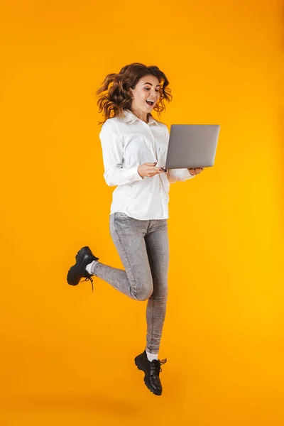 Retrato de larga duración de una joven alegre —  Fotos de Stock