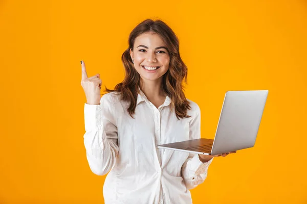 Porträt einer fröhlichen jungen Frau im weißen Hemd — Stockfoto