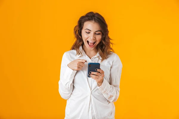 Portret van een vrolijke jonge vrouw die het dragen van witte shirt — Stockfoto