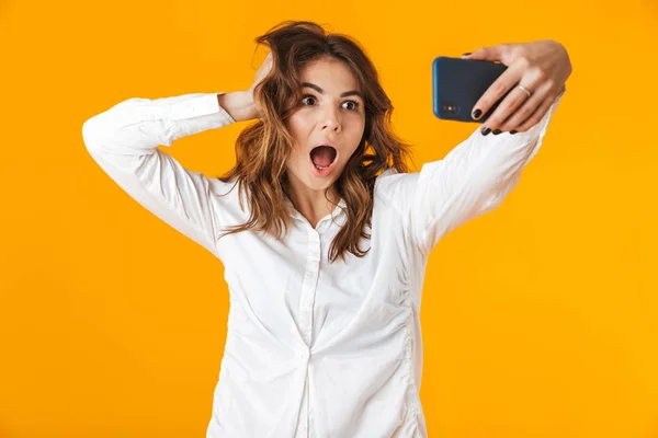 Retrato de una joven alegre con camisa blanca — Foto de Stock