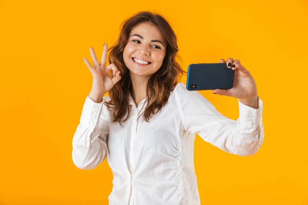 Retrato de uma jovem alegre vestindo camisa branca — Fotografia de Stock