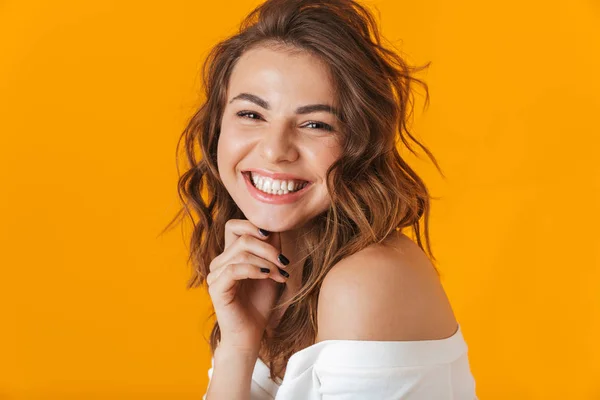 Porträtt av en glad ung kvinna som bär vit skjorta — Stockfoto