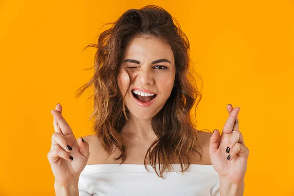 Portret van een vrolijke jonge vrouw die het dragen van witte shirt — Stockfoto