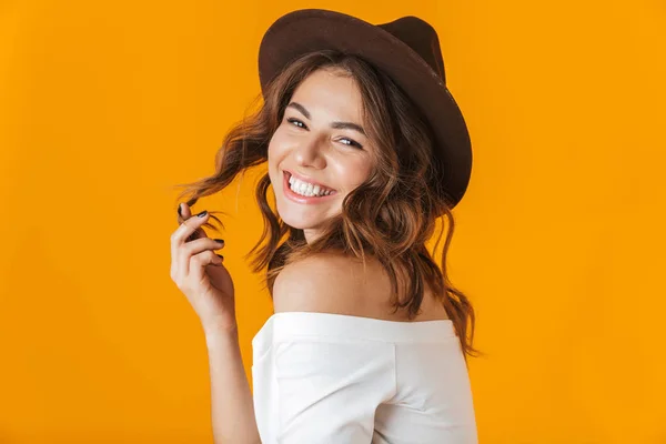 Retrato de uma jovem alegre vestindo camisa branca — Fotografia de Stock