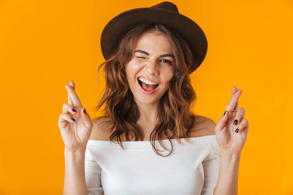 Портрет веселой молодой женщины в белой рубашке
