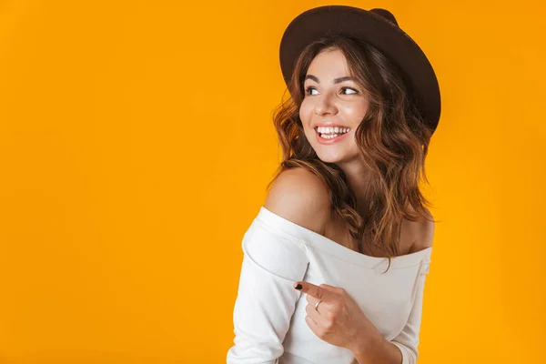 Porträt einer fröhlichen jungen Frau im weißen Hemd — Stockfoto