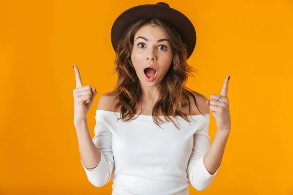 Retrato de una joven alegre con camisa blanca — Foto de Stock