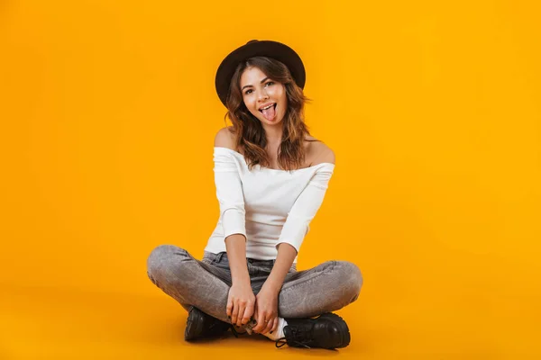 Retrato de una joven alegre con camisa blanca —  Fotos de Stock