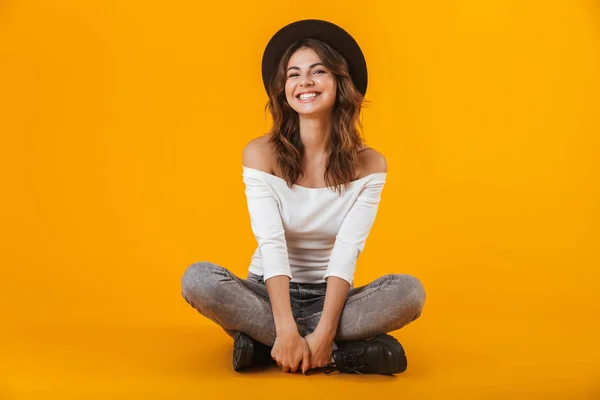 Retrato de una joven alegre con camisa blanca —  Fotos de Stock