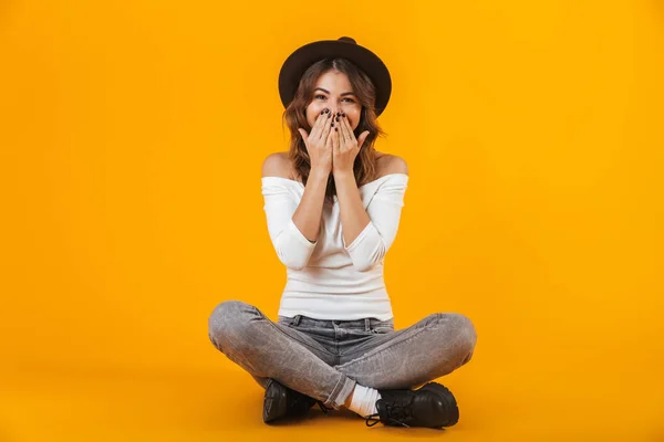 Retrato de una joven alegre con camisa blanca —  Fotos de Stock