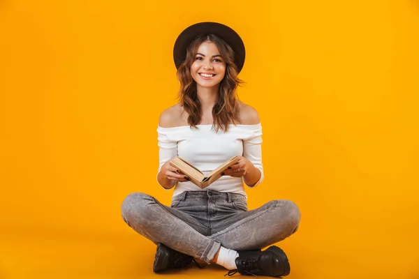 Retrato de una joven alegre con camisa blanca — Foto de Stock