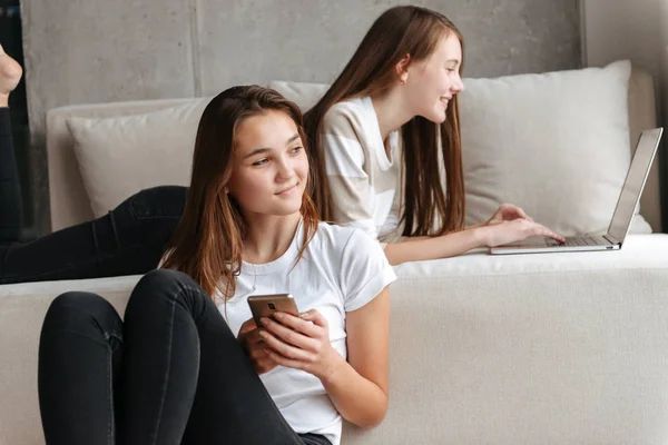 两个快乐的少年女孩朋友坐在家里 — 图库照片