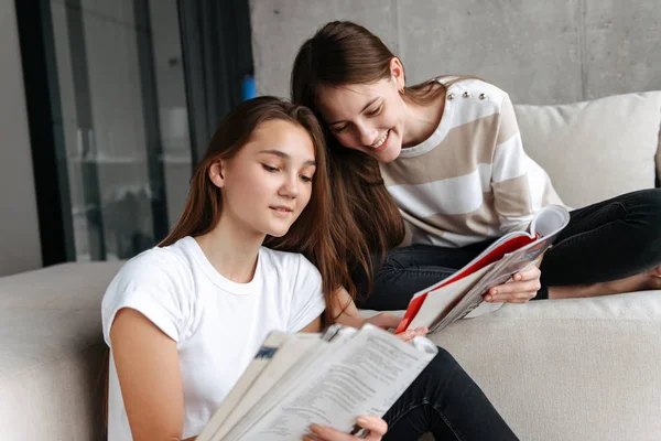 Twee vrolijke tiener meisjes vrienden om thuis te zitten — Stockfoto