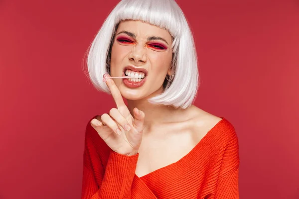 Bela irritado jovem mulher isolado sobre vermelho parede fundo com bolha goma . — Fotografia de Stock