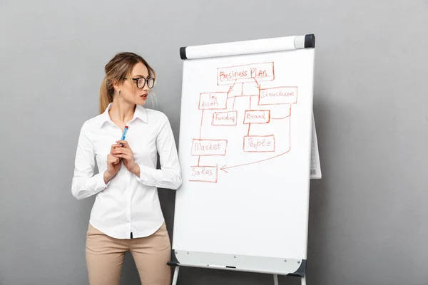 Image de femme d'affaires intelligente en tenue formelle debout et faisant — Photo