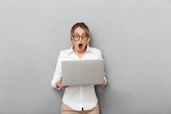 Foto de mujer empresaria emocionada con gafas de pie y — Foto de Stock