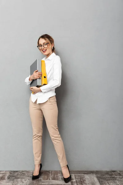 Foto de larga duración de adorable mujer de negocios con gafas de retención — Foto de Stock