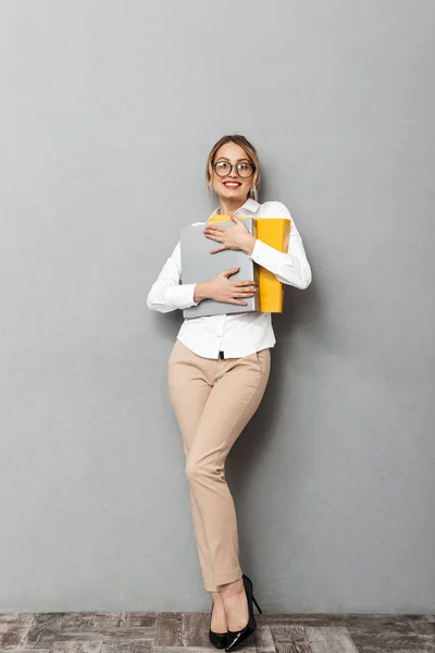 Mujer de negocios aislada sobre fondo de pared gris — Foto de Stock